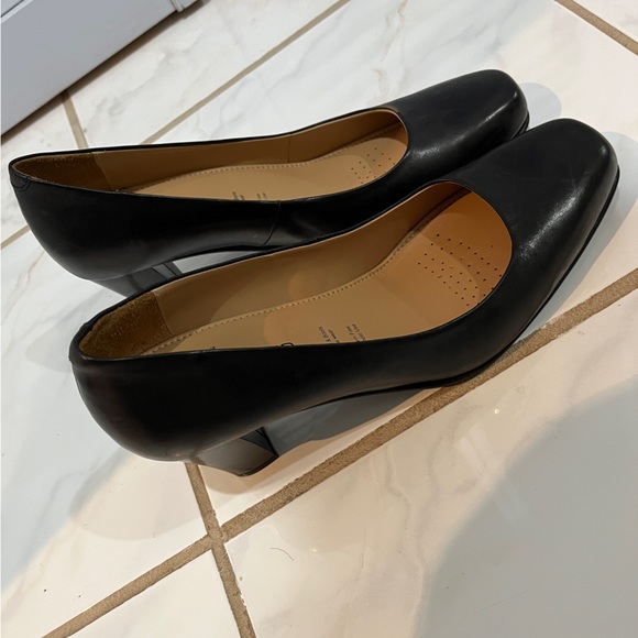 Women’s Black Pumps - Picture 9 of 10
